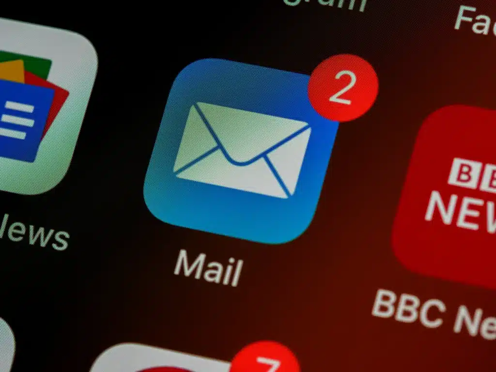 Screenshot of Apple Mail app with two notifications